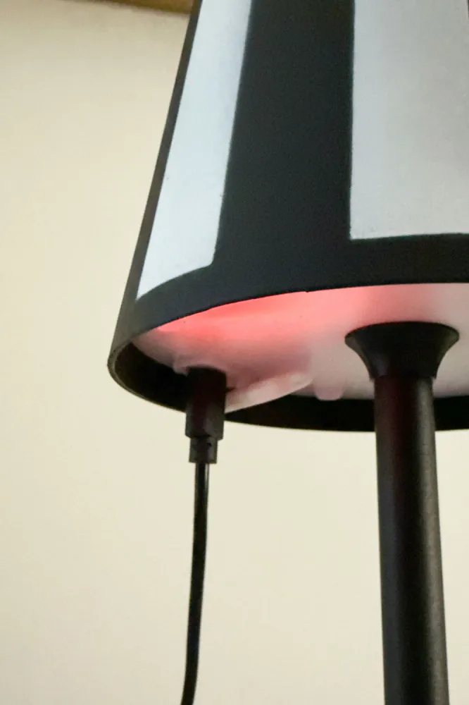 Lâmpada LED Tátil Preta e Branca con Lente de Policarbonato