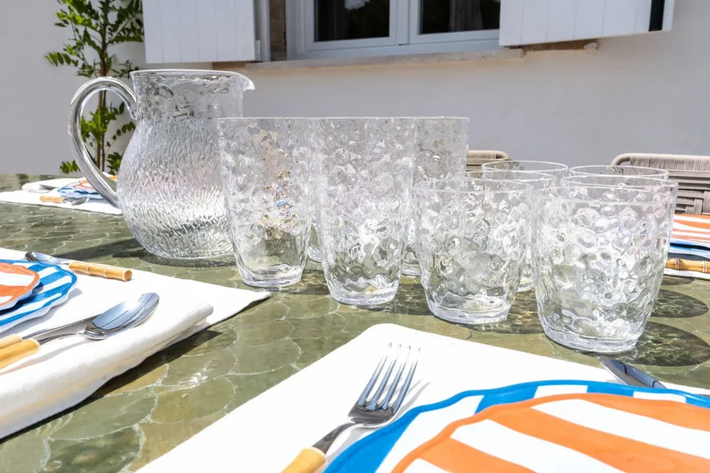Serviço completo de acrílico transparente com design em relevo